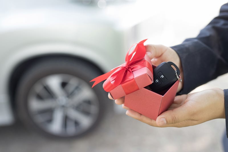 Món quà thời trang dành cho người yêu xe như áo khoác, mũ bảo hiểm