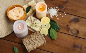 Ý tưởng sắp xếp nến thơm trên bàn họp để gây ấn tượng