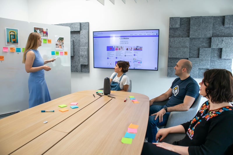 Giao tiếp rõ ràng và trực tiếp với nhân viên