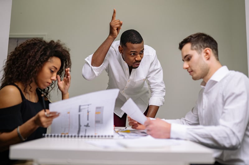 Khuyến khích nhân viên đối thoại và lắng nghe ý kiến của nhau Khuyến khích nhân viên đối thoại và lắng nghe ý kiến của nhau