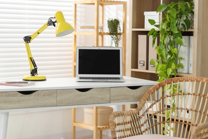 Sắp xếp bàn làm việc tiện lợi và hợp lý