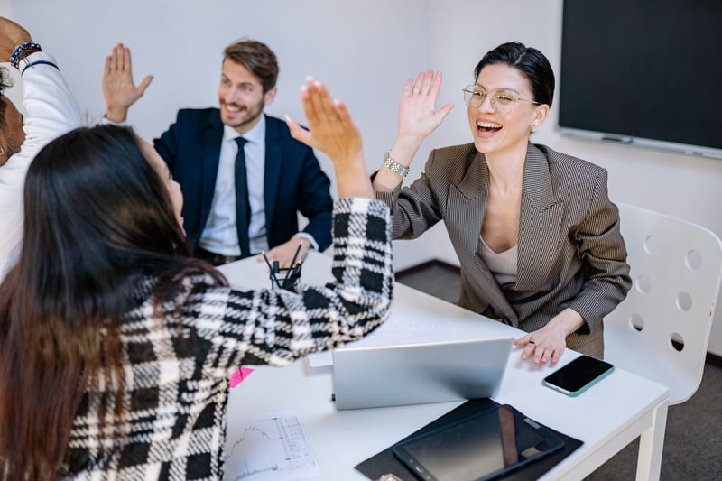 Tổ chức các hoạt động team building để xây dựng tinh thần đồng đội Tổ chức các hoạt động team building để xây dựng tinh thần đồng đội