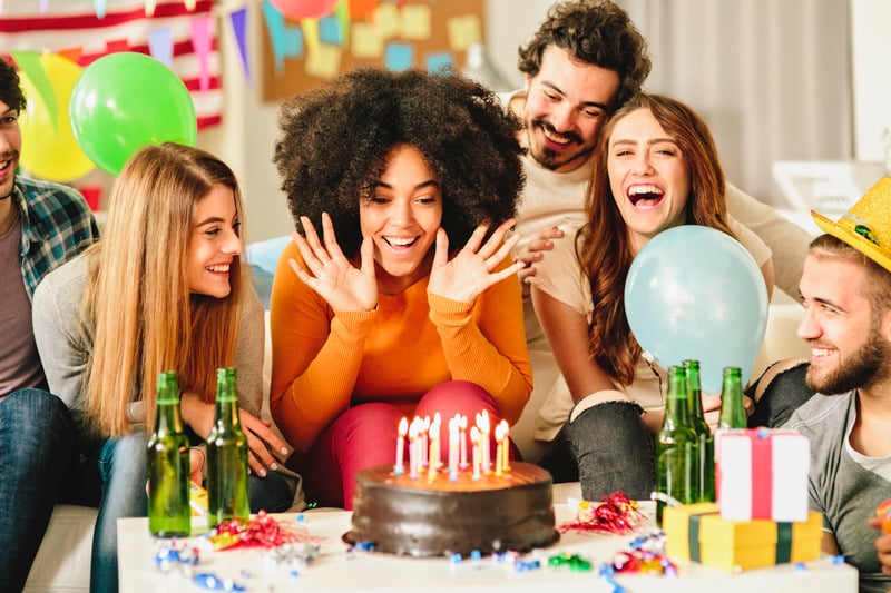 Tạo bất ngờ bằng cách mời bạn bè thân thiết và gia đình sếp đến tham dự