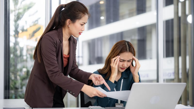 Làm gì khi nhân viên nói xấu sếp ở nơi làm việc