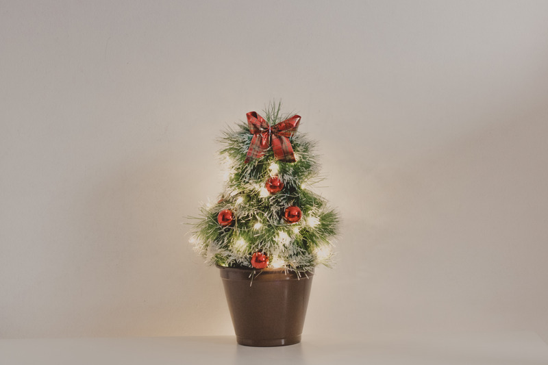 Cây thông mini trang trí bàn làm việc cho giáng sinh