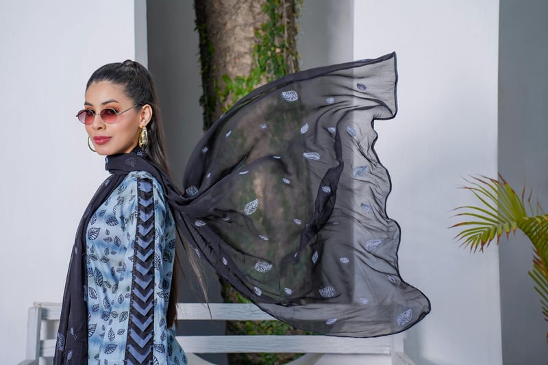 Cách chọn khăn choàng lụa phù hợp với trang phục