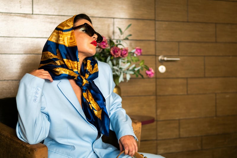 Cách phối hợp khăn choàng lụa với các phụ kiện khác