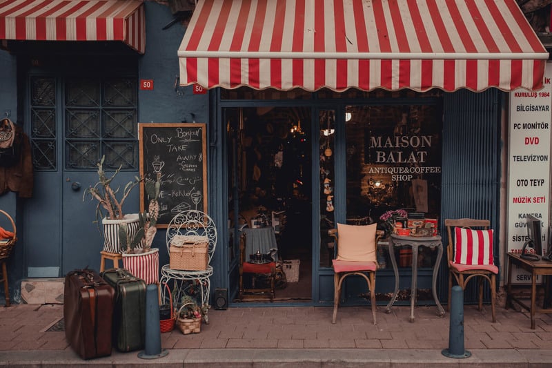 Bố trí bàn ghế và không gian ngồi thoải mái cho khách hàng