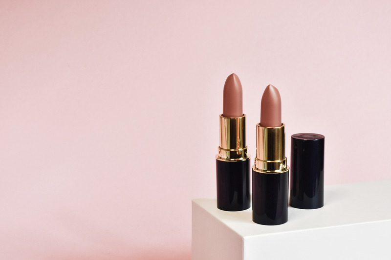 So sánh về độ giữ màu và độ bám của hai loại son