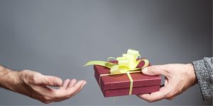 yêu xa nên tặng quà gì cho bạn trai